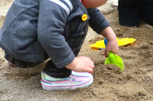 砂場で遊ぶ子