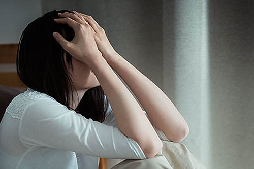 悩む女性
